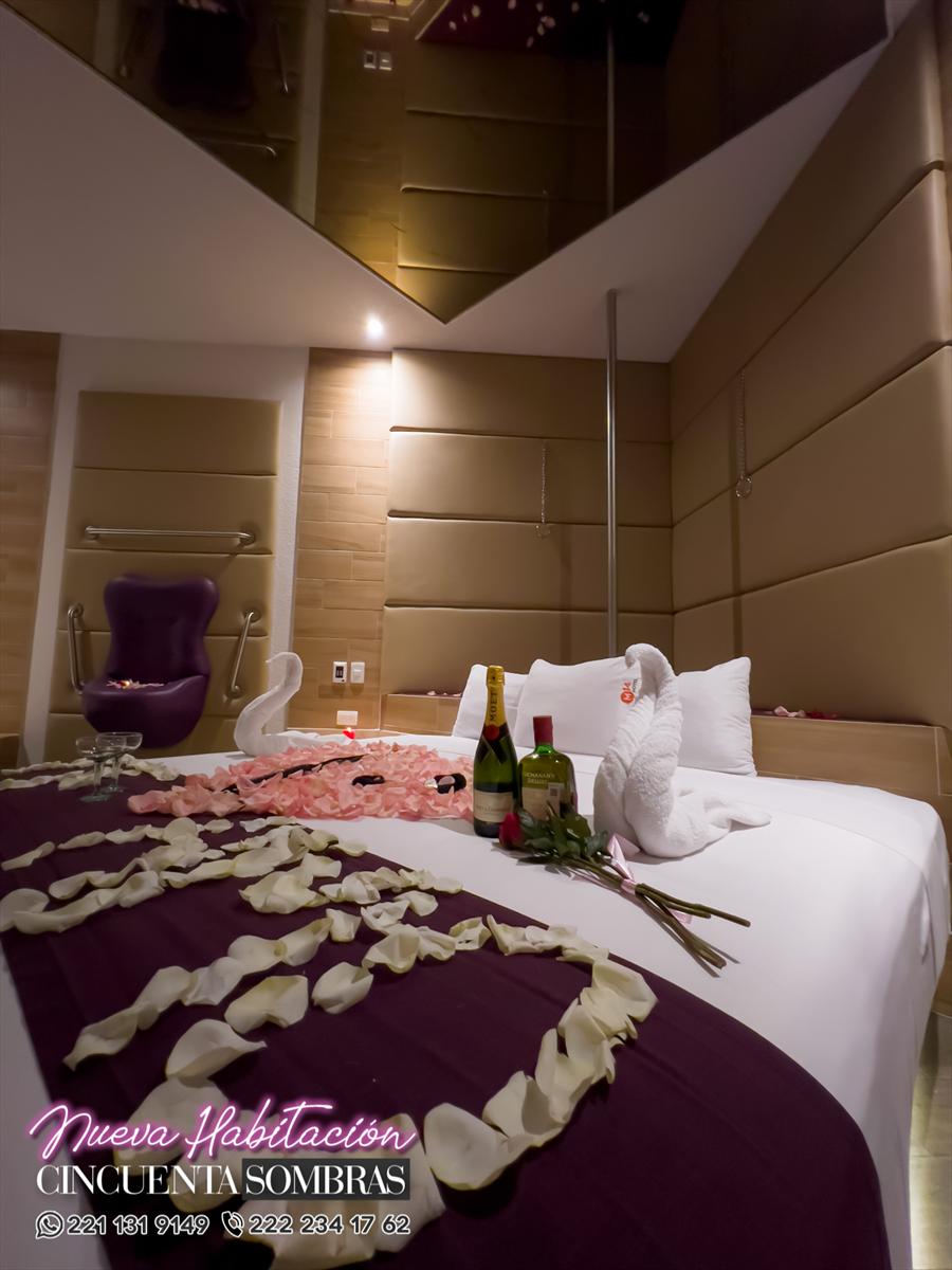 Decoración romántica sobre cama