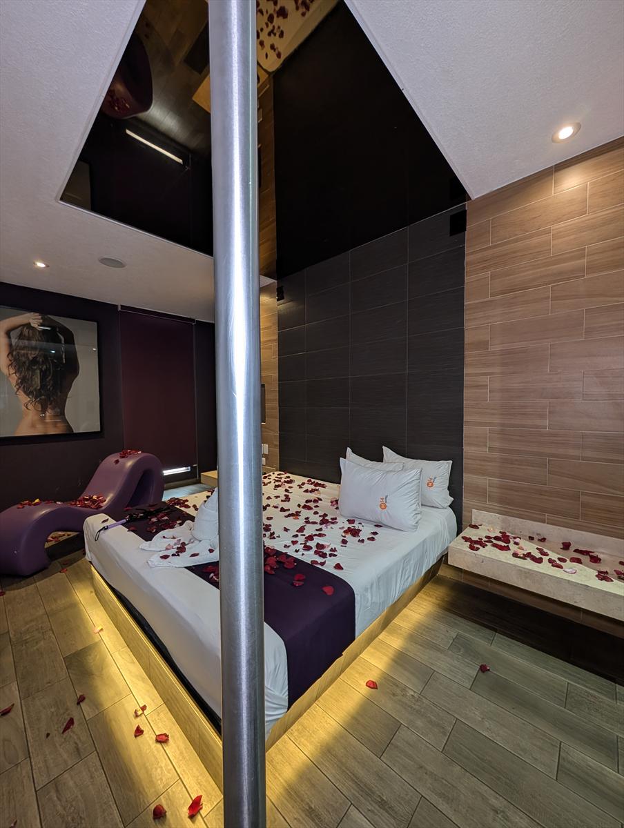 Cama con decoración de pétalos