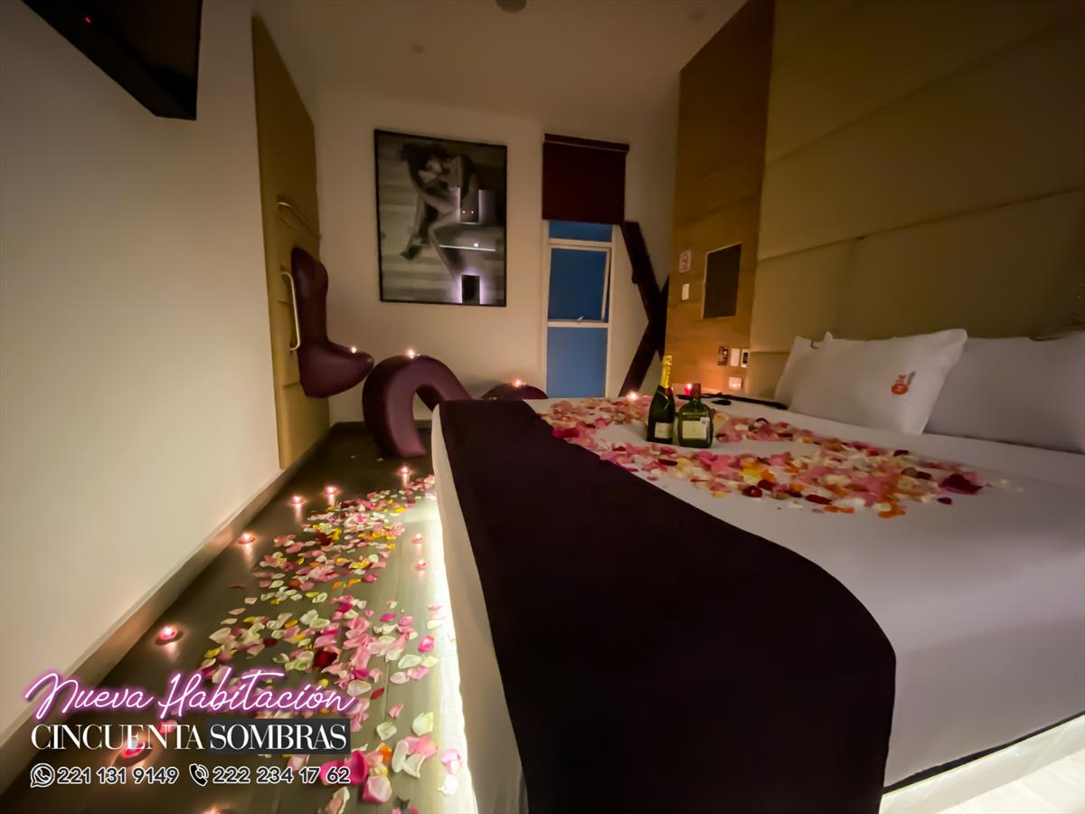 Cama decorada con pétalos y sillón